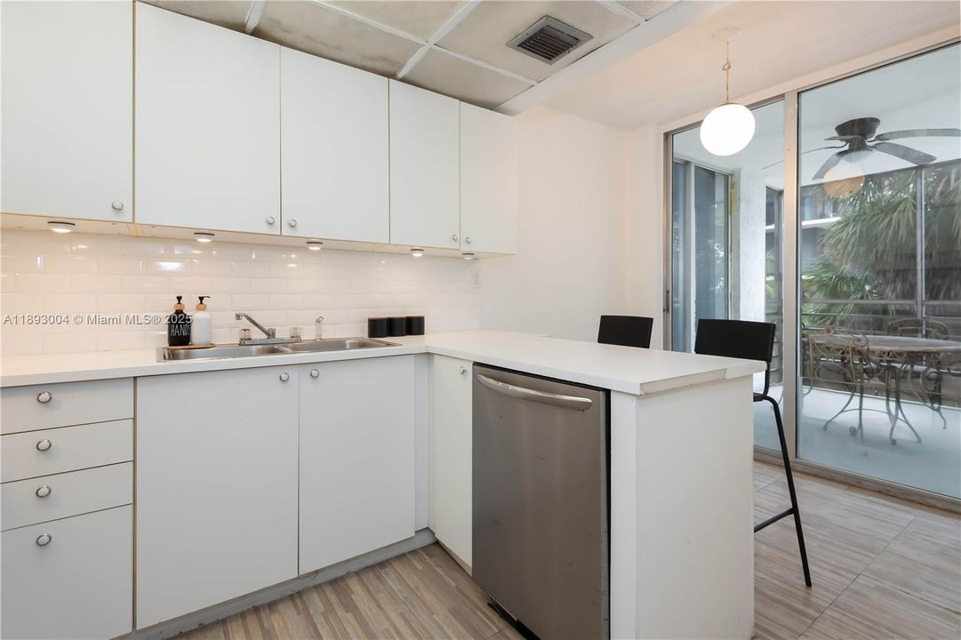 For Sale: $179,000 (1 beds, 1 baths, 928 Square Feet)