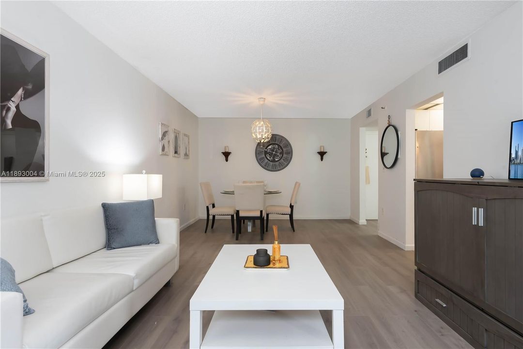 For Sale: $179,000 (1 beds, 1 baths, 928 Square Feet)