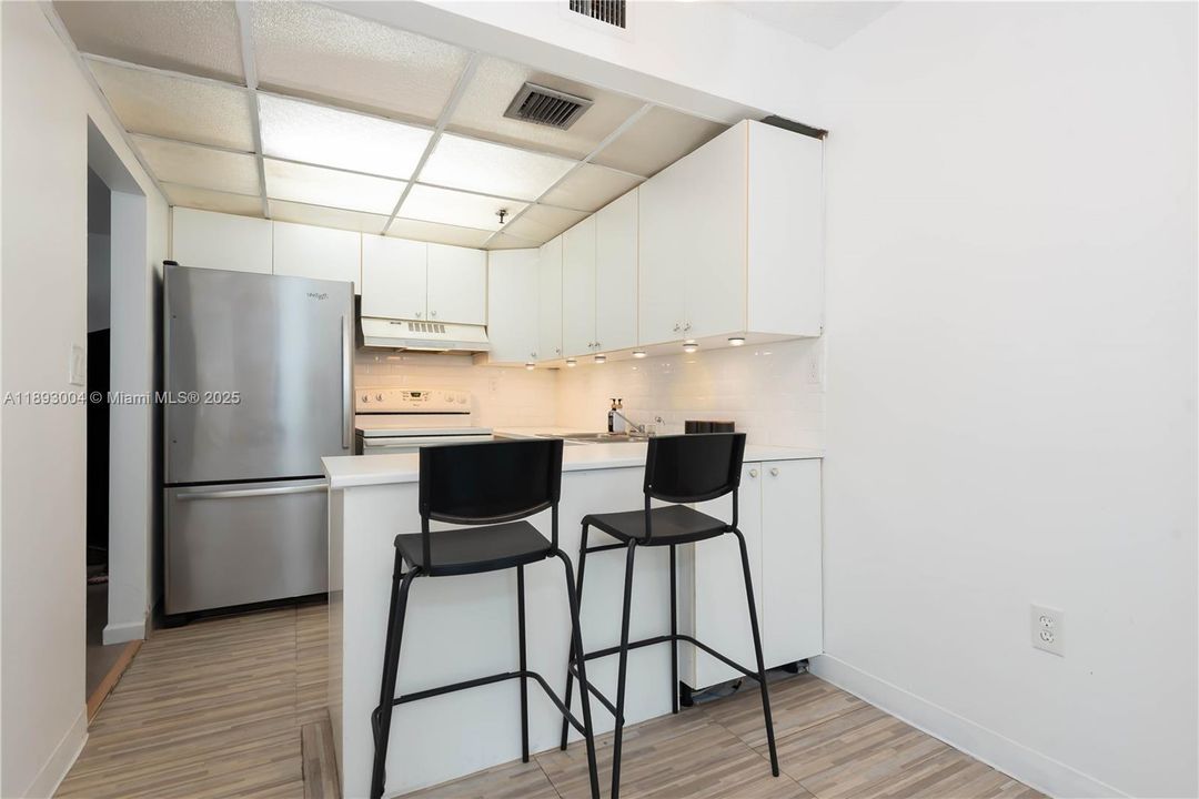 For Sale: $179,000 (1 beds, 1 baths, 928 Square Feet)