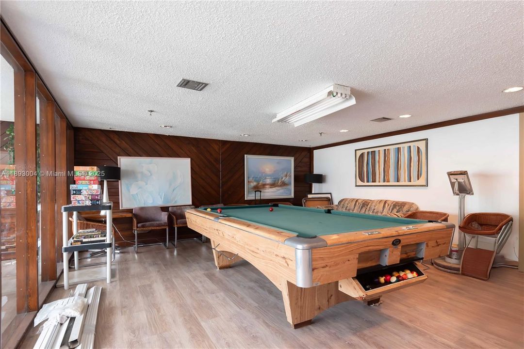 For Sale: $179,000 (1 beds, 1 baths, 928 Square Feet)