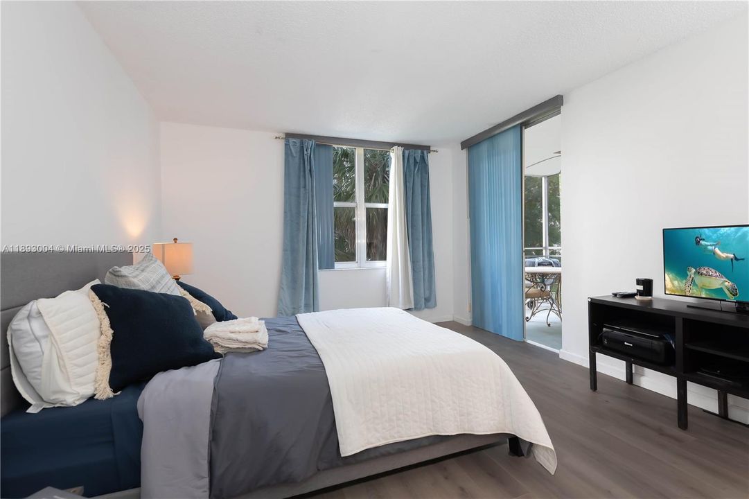 For Sale: $179,000 (1 beds, 1 baths, 928 Square Feet)