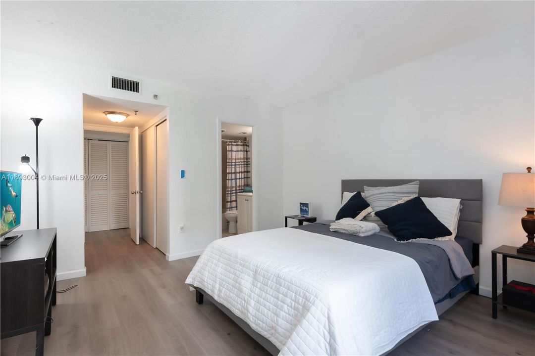 For Sale: $179,000 (1 beds, 1 baths, 928 Square Feet)