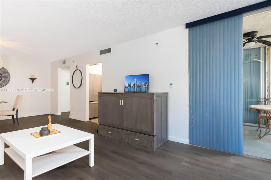 For Sale: $179,000 (1 beds, 1 baths, 928 Square Feet)