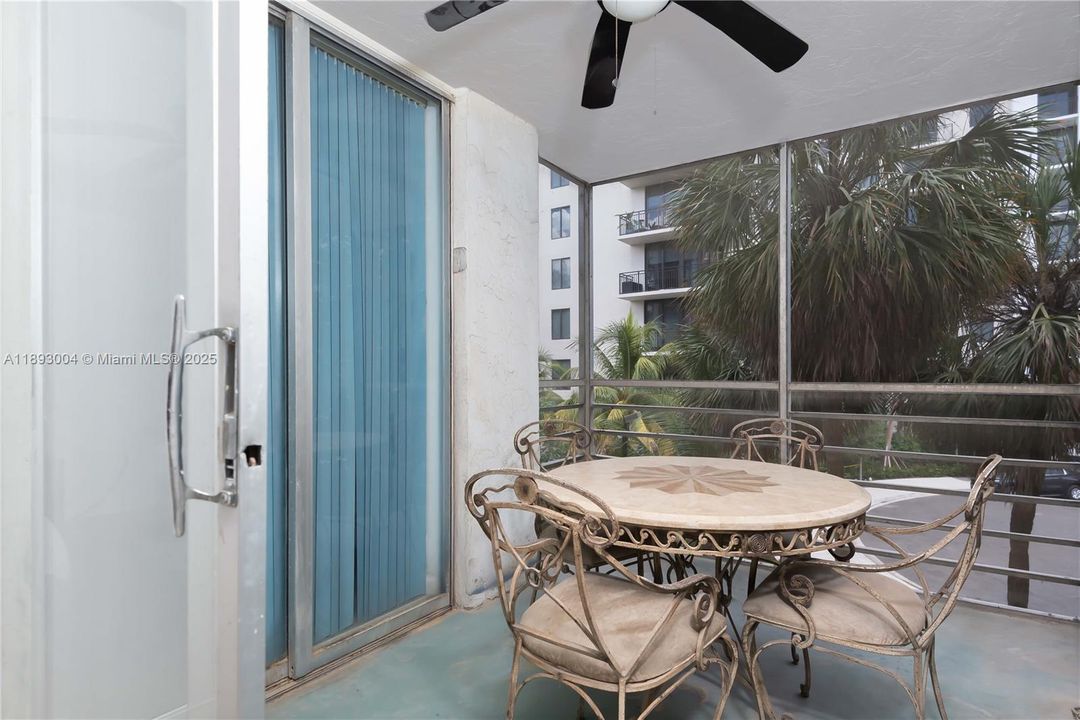 For Sale: $179,000 (1 beds, 1 baths, 928 Square Feet)