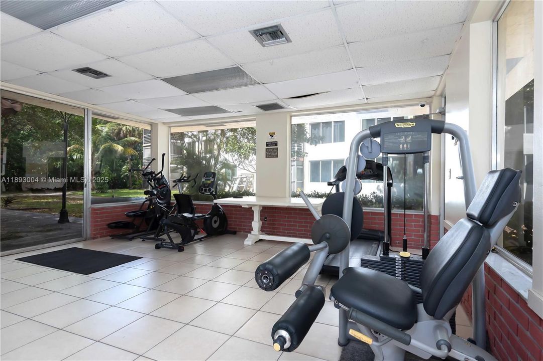 For Sale: $179,000 (1 beds, 1 baths, 928 Square Feet)