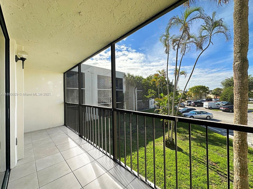 Под контрактом: $305,000 (3 спален, 2 ванн, 1040 Квадратных фут)