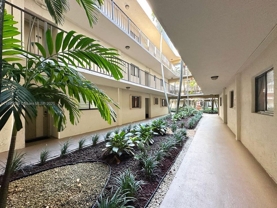 Под контрактом: $305,000 (3 спален, 2 ванн, 1040 Квадратных фут)