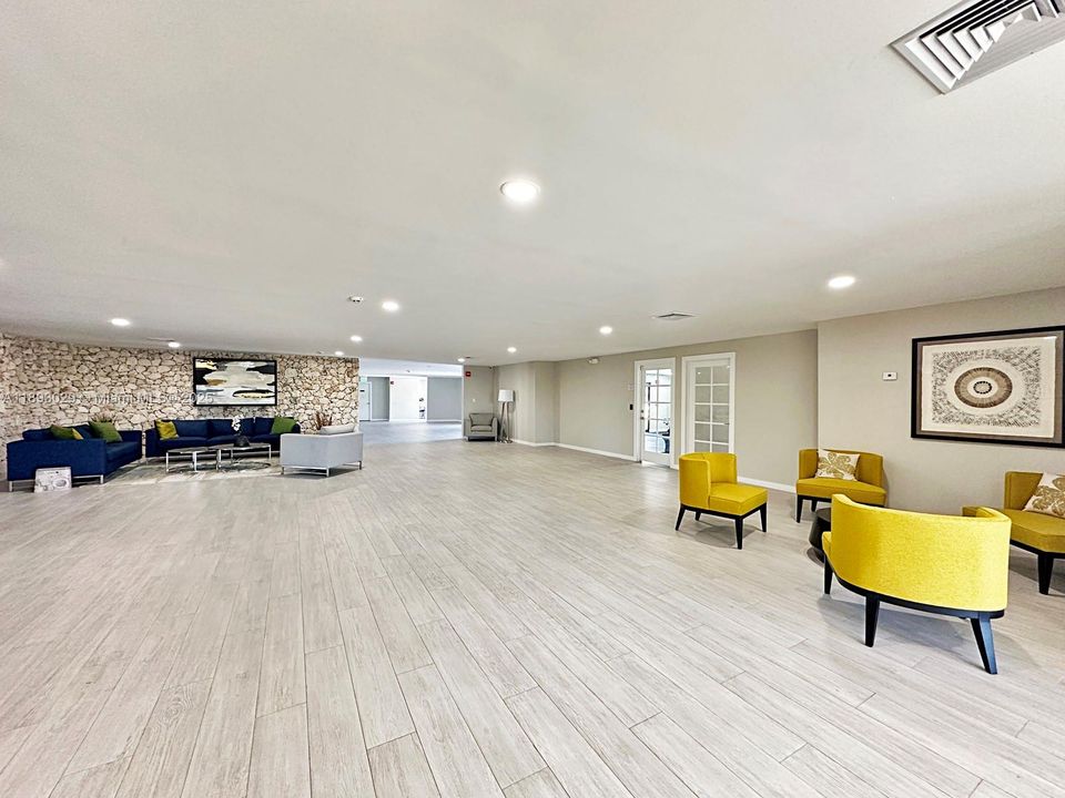 Под контрактом: $305,000 (3 спален, 2 ванн, 1040 Квадратных фут)