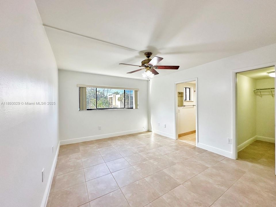 Под контрактом: $305,000 (3 спален, 2 ванн, 1040 Квадратных фут)