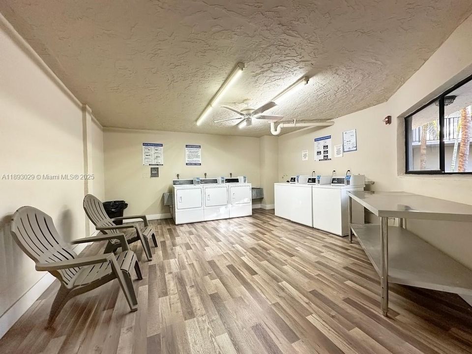 Под контрактом: $305,000 (3 спален, 2 ванн, 1040 Квадратных фут)