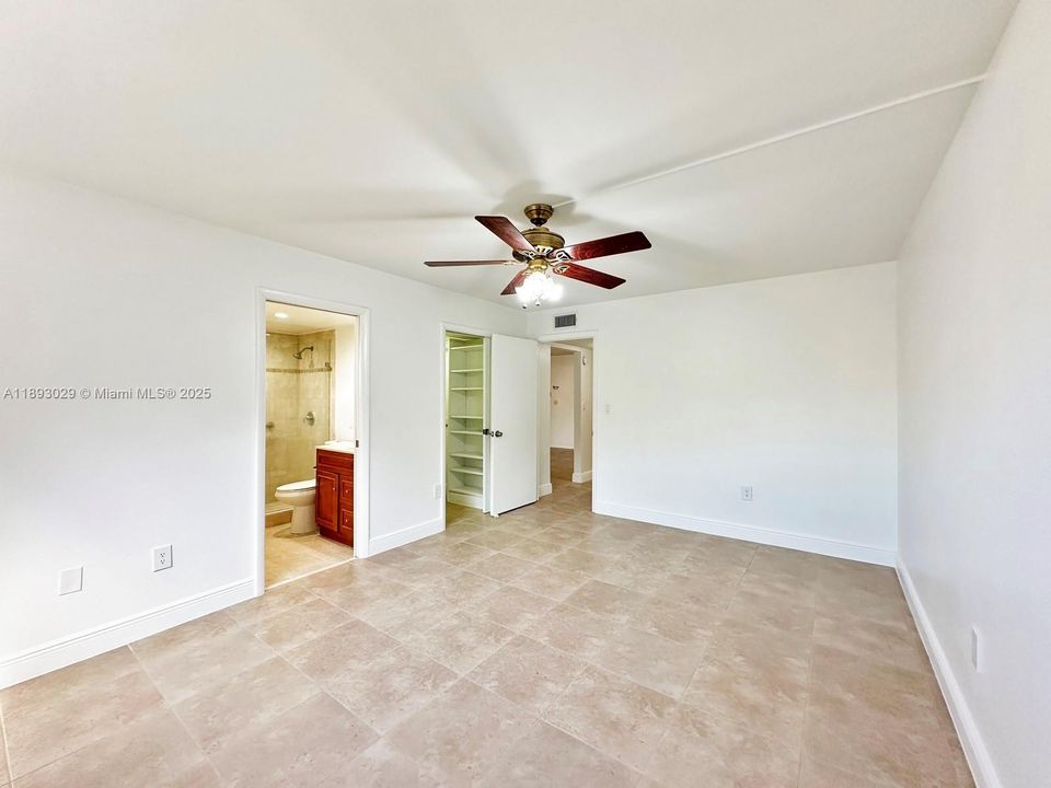 Под контрактом: $305,000 (3 спален, 2 ванн, 1040 Квадратных фут)