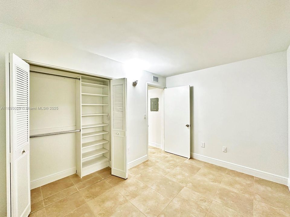 Под контрактом: $305,000 (3 спален, 2 ванн, 1040 Квадратных фут)