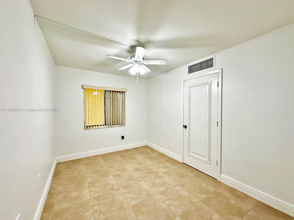 Под контрактом: $305,000 (3 спален, 2 ванн, 1040 Квадратных фут)