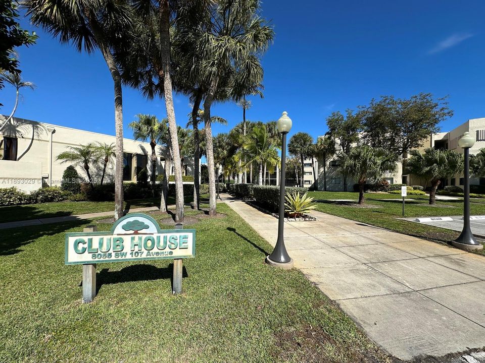 Под контрактом: $305,000 (3 спален, 2 ванн, 1040 Квадратных фут)