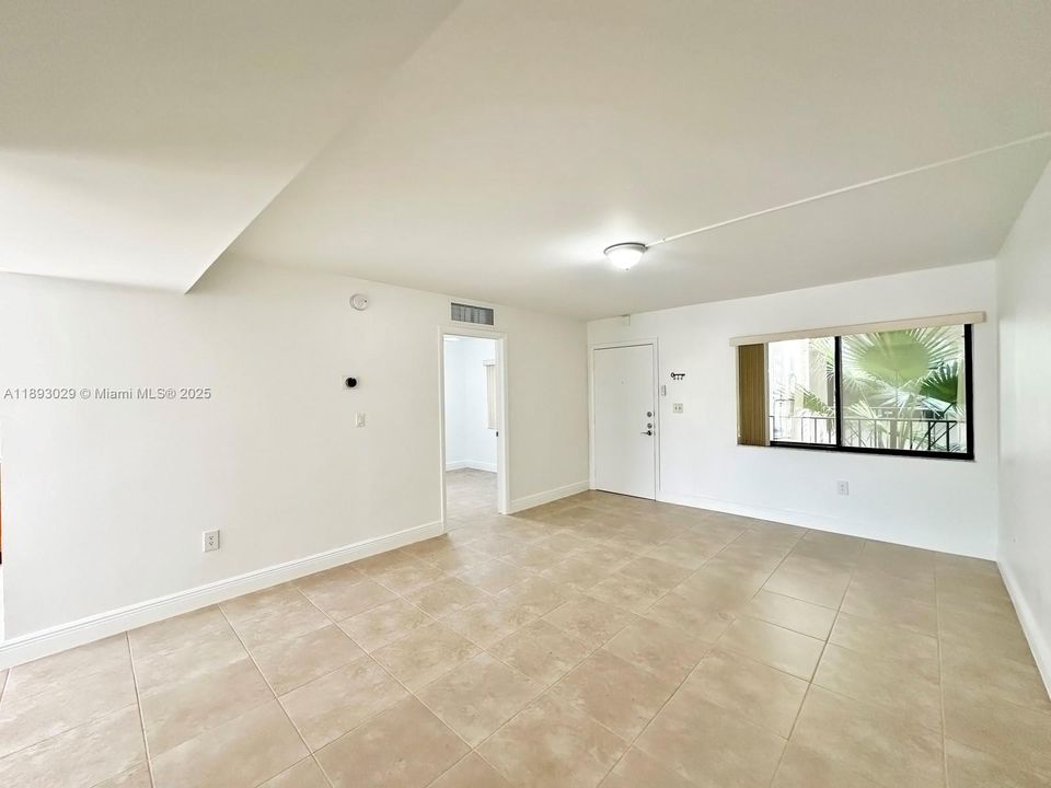 Под контрактом: $305,000 (3 спален, 2 ванн, 1040 Квадратных фут)