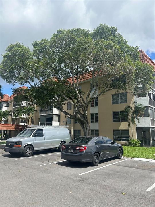 Active With Contract: $90,000 (2 beds, 2 baths, 972 Square Feet)