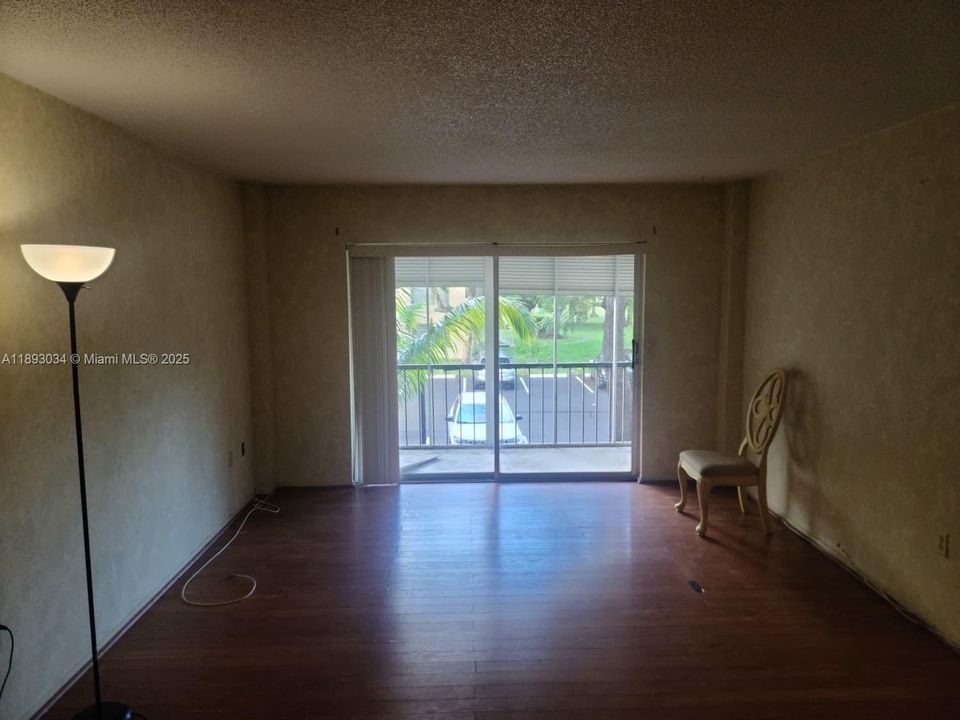 Active With Contract: $90,000 (2 beds, 2 baths, 972 Square Feet)