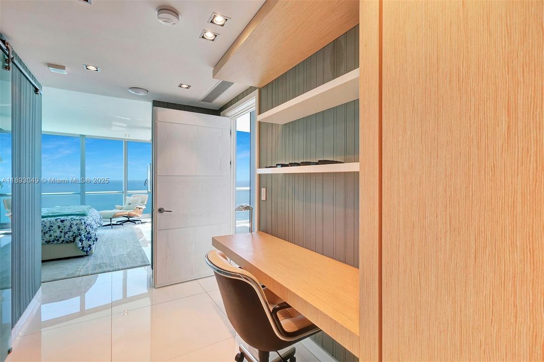 Activo con contrato: $17,000 (4 camas, 4 baños, 2485 Pies cuadrados)