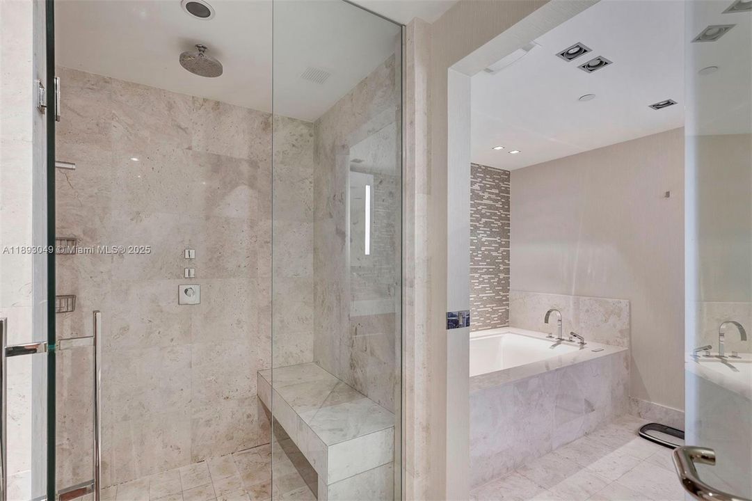 Activo con contrato: $17,000 (4 camas, 4 baños, 2485 Pies cuadrados)