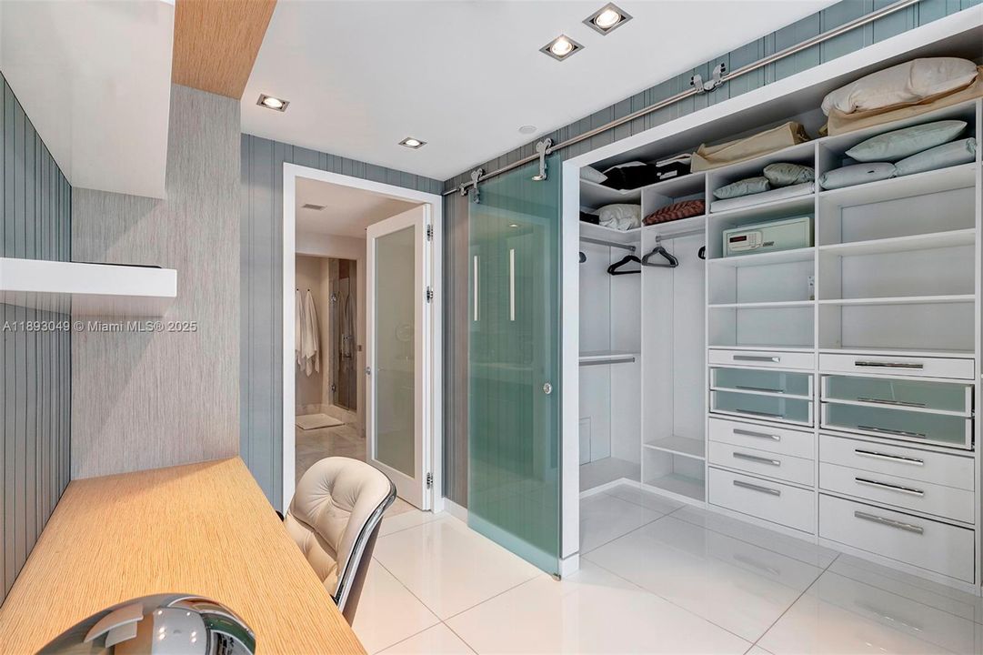 Activo con contrato: $17,000 (4 camas, 4 baños, 2485 Pies cuadrados)