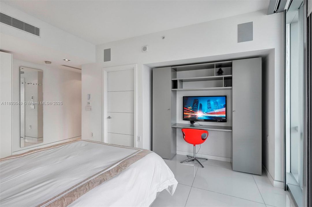 Activo con contrato: $17,000 (4 camas, 4 baños, 2485 Pies cuadrados)