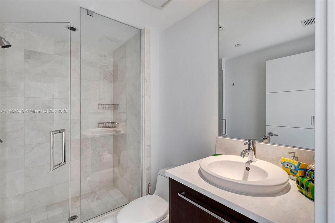 Activo con contrato: $17,000 (4 camas, 4 baños, 2485 Pies cuadrados)