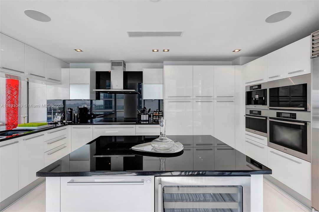 Activo con contrato: $17,000 (4 camas, 4 baños, 2485 Pies cuadrados)