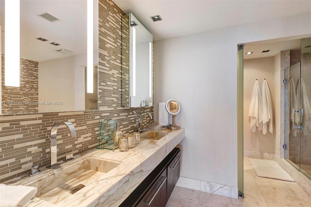 Activo con contrato: $17,000 (4 camas, 4 baños, 2485 Pies cuadrados)