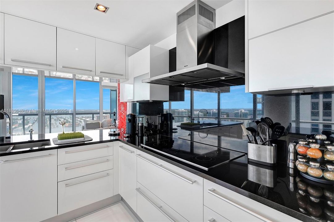 Activo con contrato: $17,000 (4 camas, 4 baños, 2485 Pies cuadrados)