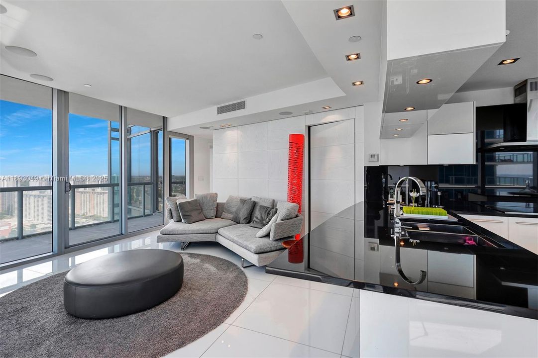 Activo con contrato: $17,000 (4 camas, 4 baños, 2485 Pies cuadrados)