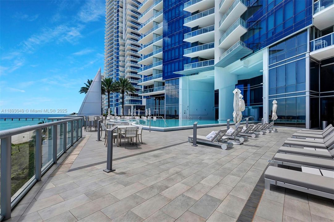 Activo con contrato: $17,000 (4 camas, 4 baños, 2485 Pies cuadrados)