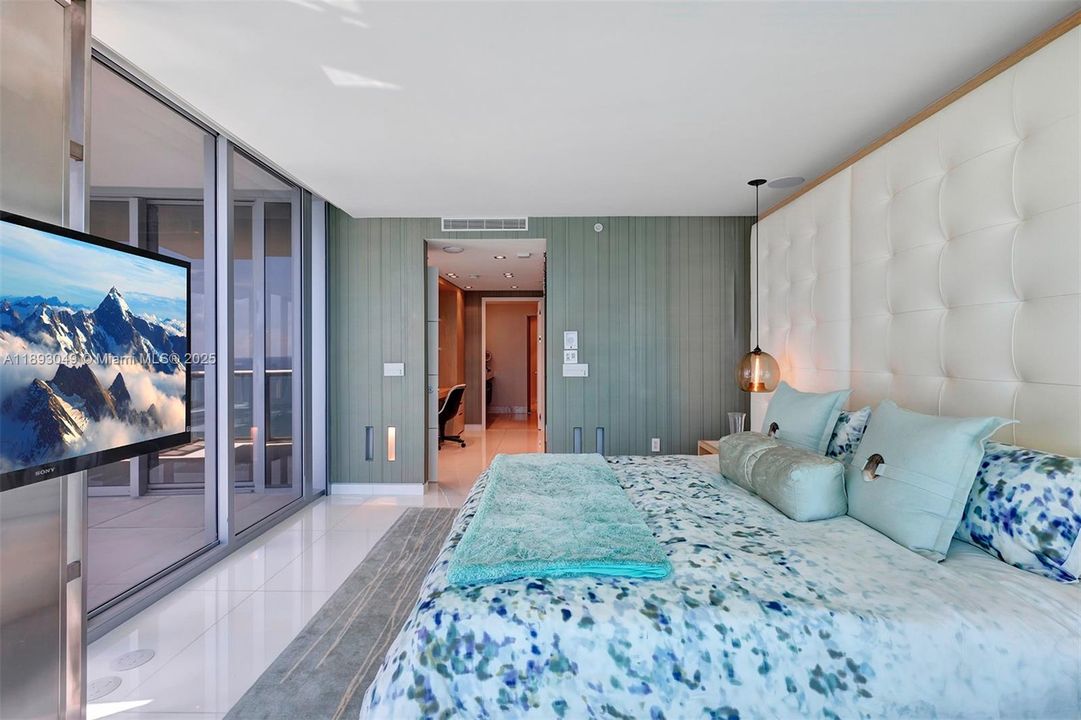 Activo con contrato: $17,000 (4 camas, 4 baños, 2485 Pies cuadrados)