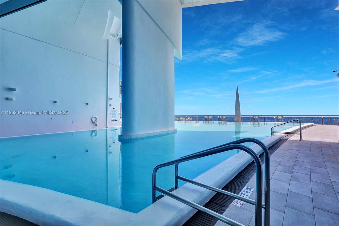 Activo con contrato: $17,000 (4 camas, 4 baños, 2485 Pies cuadrados)