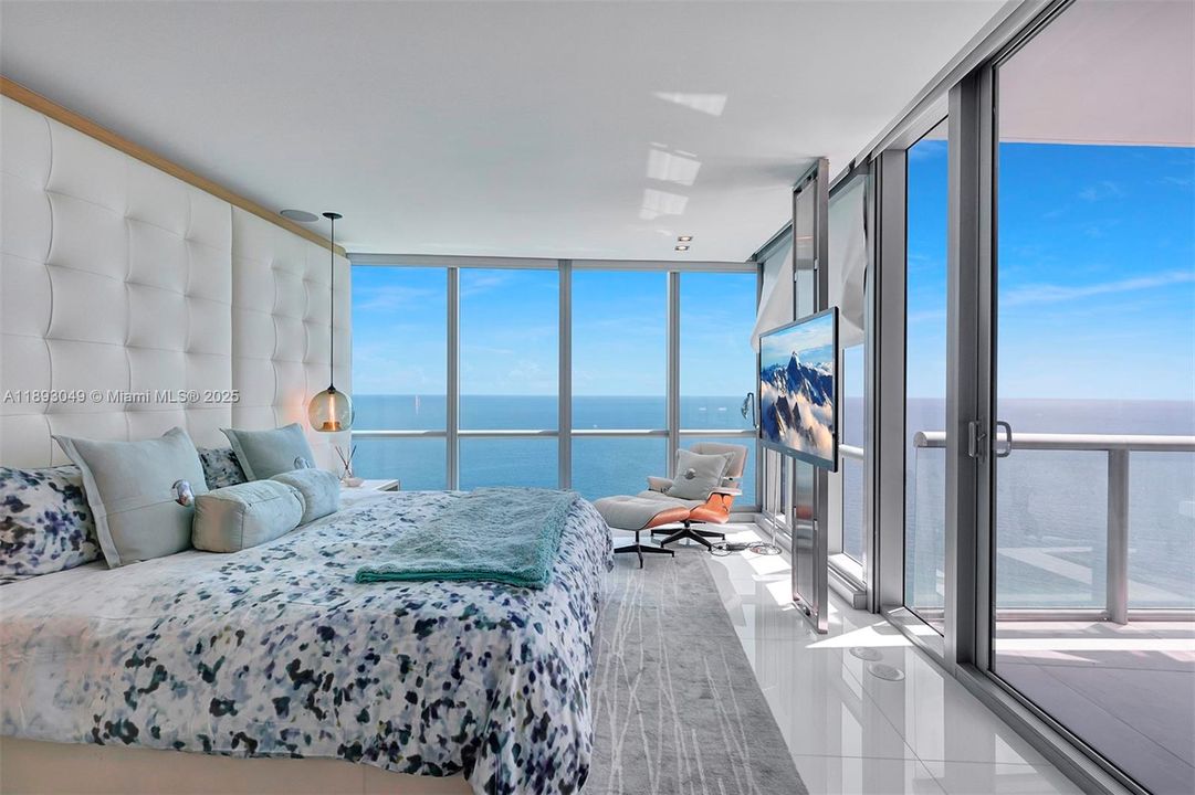 Activo con contrato: $17,000 (4 camas, 4 baños, 2485 Pies cuadrados)