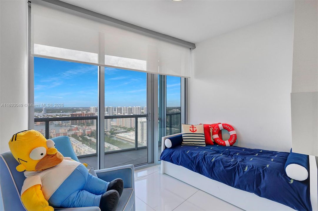 Activo con contrato: $17,000 (4 camas, 4 baños, 2485 Pies cuadrados)