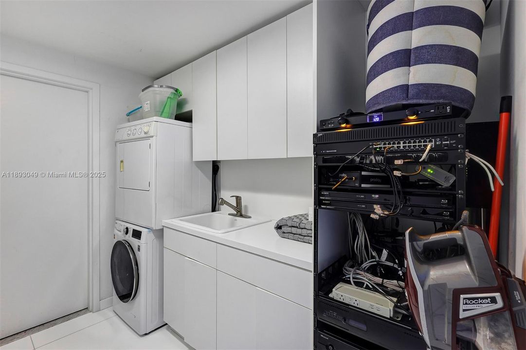 Activo con contrato: $17,000 (4 camas, 4 baños, 2485 Pies cuadrados)