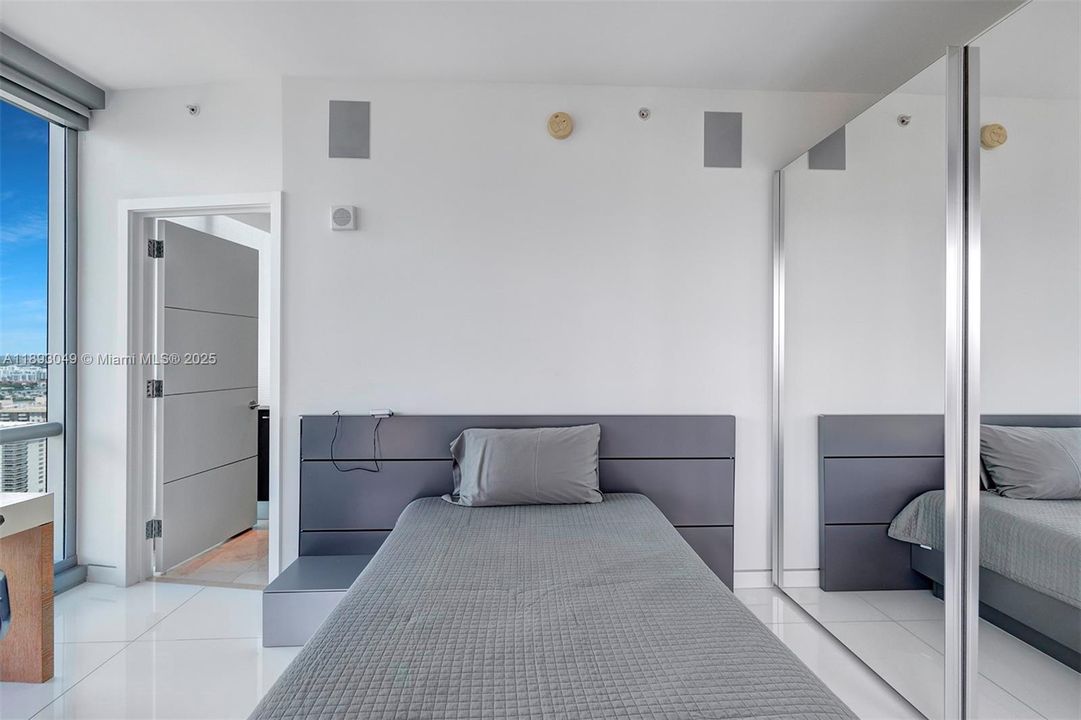 Activo con contrato: $17,000 (4 camas, 4 baños, 2485 Pies cuadrados)