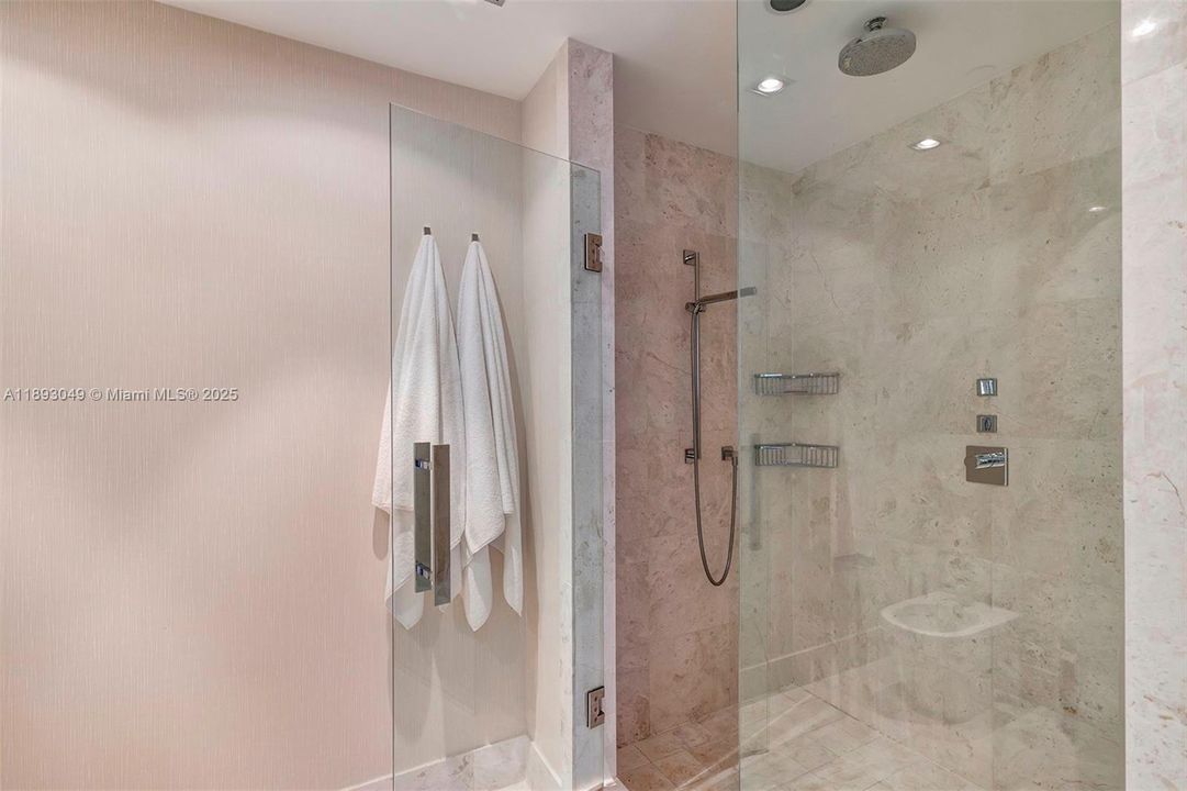 Activo con contrato: $17,000 (4 camas, 4 baños, 2485 Pies cuadrados)