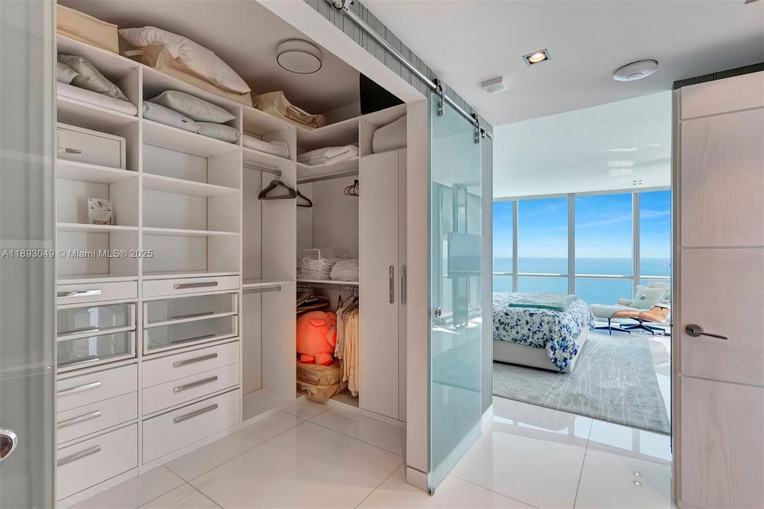 Activo con contrato: $17,000 (4 camas, 4 baños, 2485 Pies cuadrados)