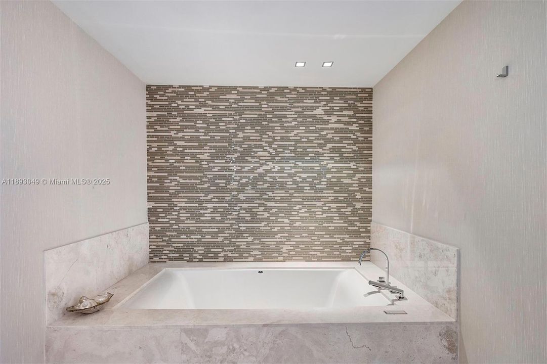 Activo con contrato: $17,000 (4 camas, 4 baños, 2485 Pies cuadrados)