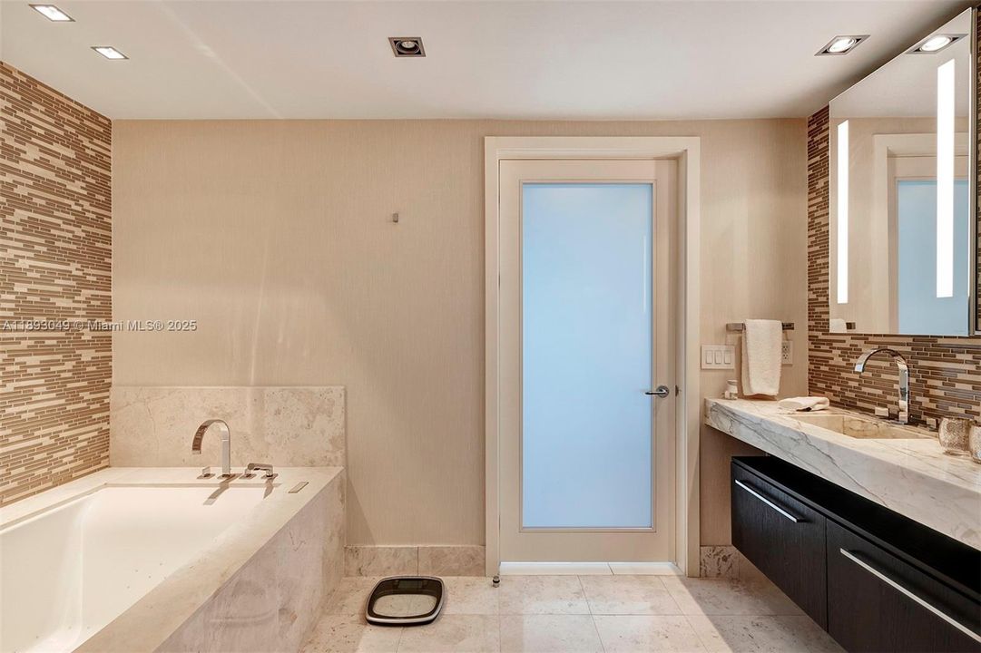 Activo con contrato: $17,000 (4 camas, 4 baños, 2485 Pies cuadrados)