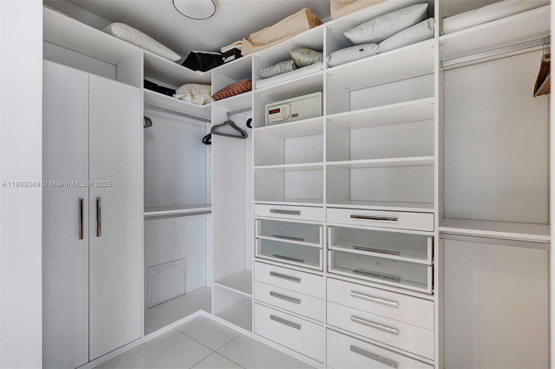 Activo con contrato: $17,000 (4 camas, 4 baños, 2485 Pies cuadrados)