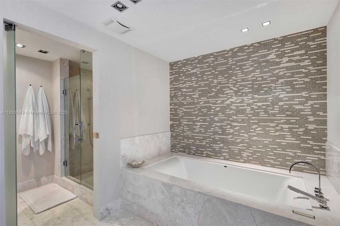 Activo con contrato: $17,000 (4 camas, 4 baños, 2485 Pies cuadrados)