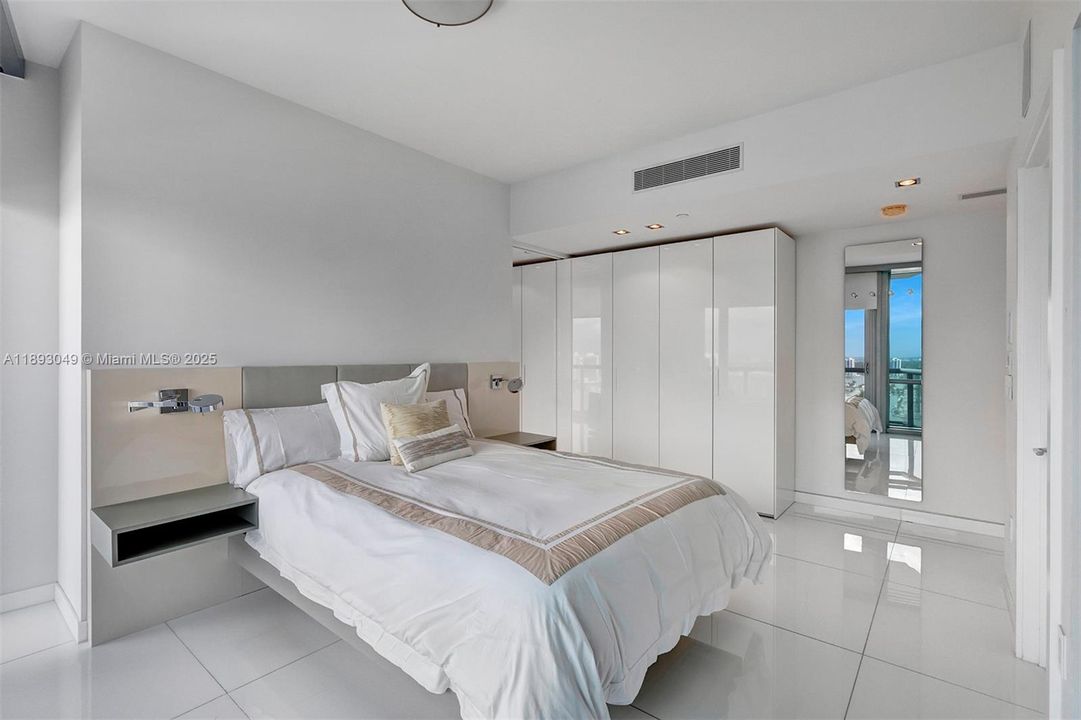 Activo con contrato: $17,000 (4 camas, 4 baños, 2485 Pies cuadrados)