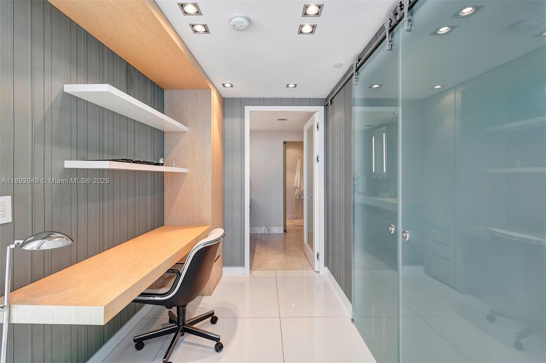 Activo con contrato: $17,000 (4 camas, 4 baños, 2485 Pies cuadrados)