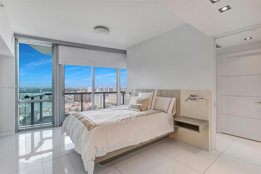 Activo con contrato: $17,000 (4 camas, 4 baños, 2485 Pies cuadrados)