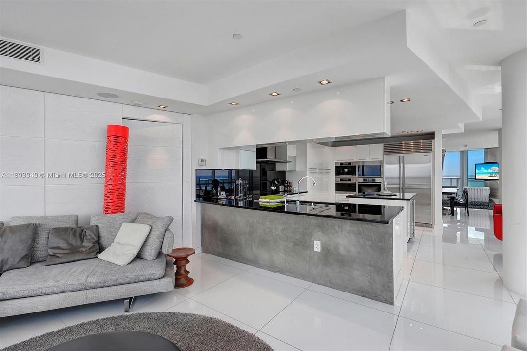 Activo con contrato: $17,000 (4 camas, 4 baños, 2485 Pies cuadrados)