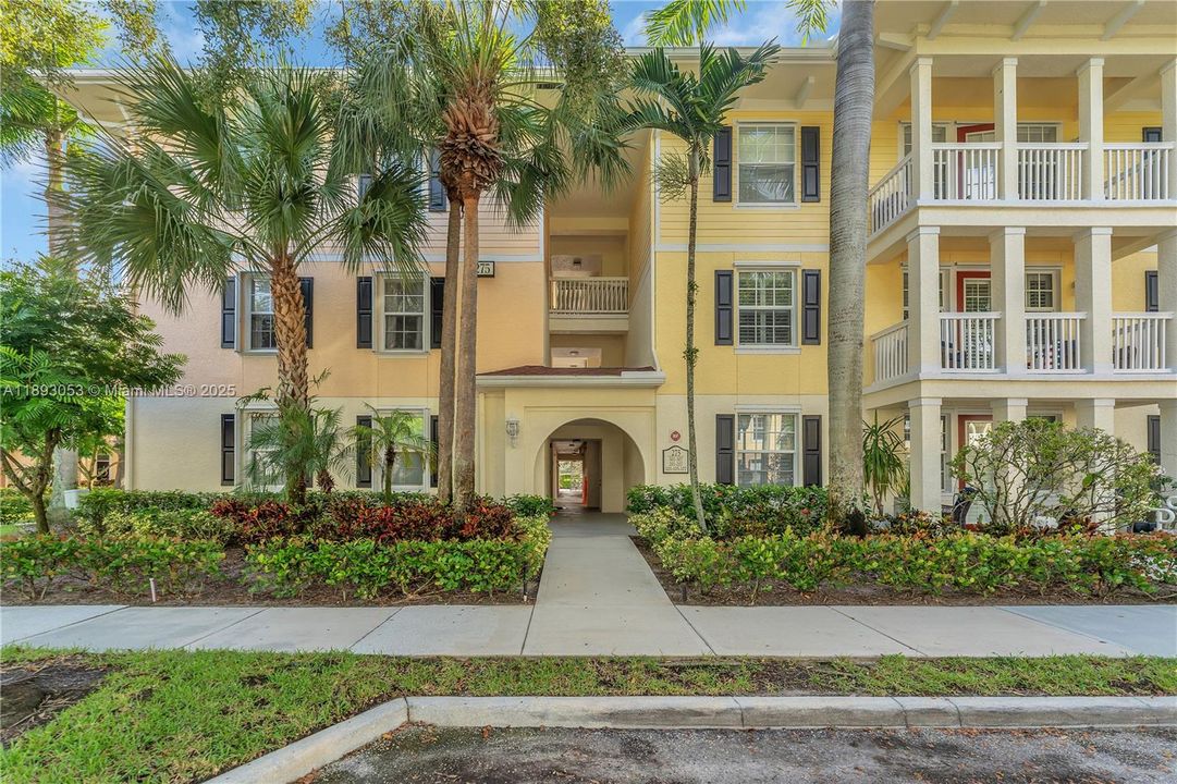 待售: $275,000 (1 贝兹, 1 浴室, 849 平方英尺)