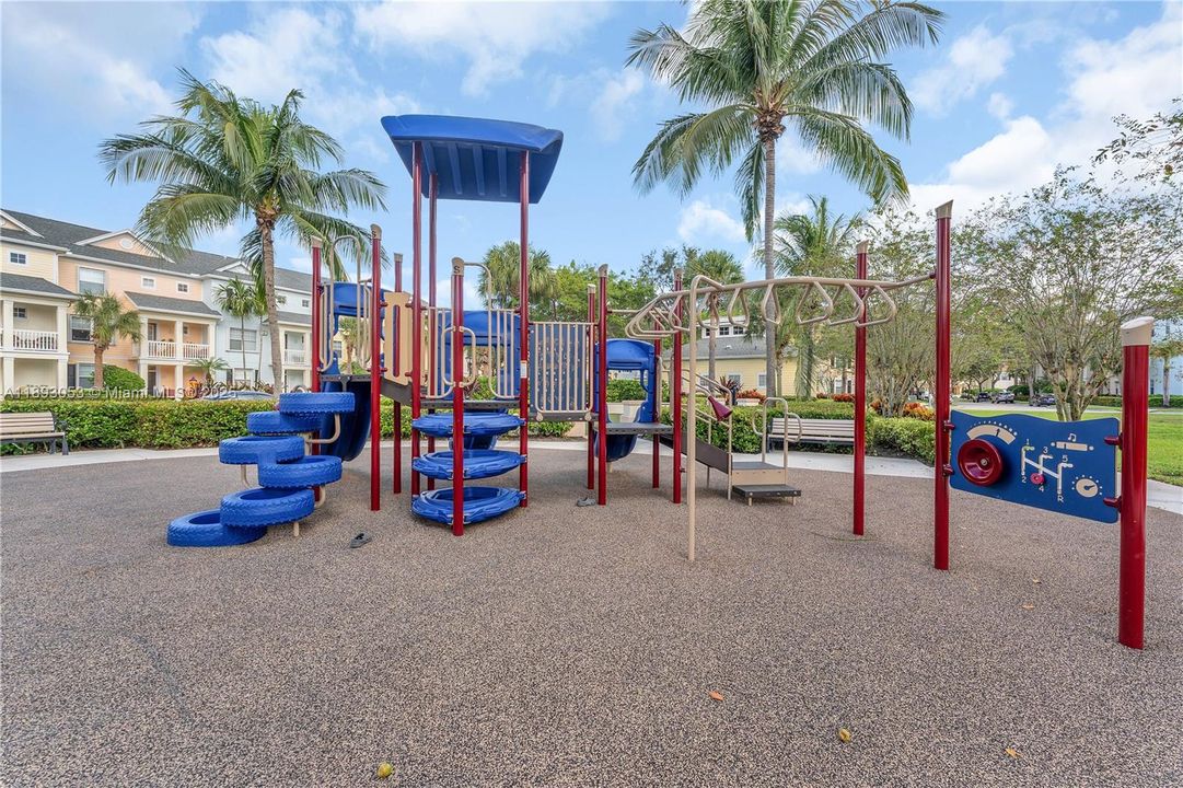 待售: $275,000 (1 贝兹, 1 浴室, 849 平方英尺)