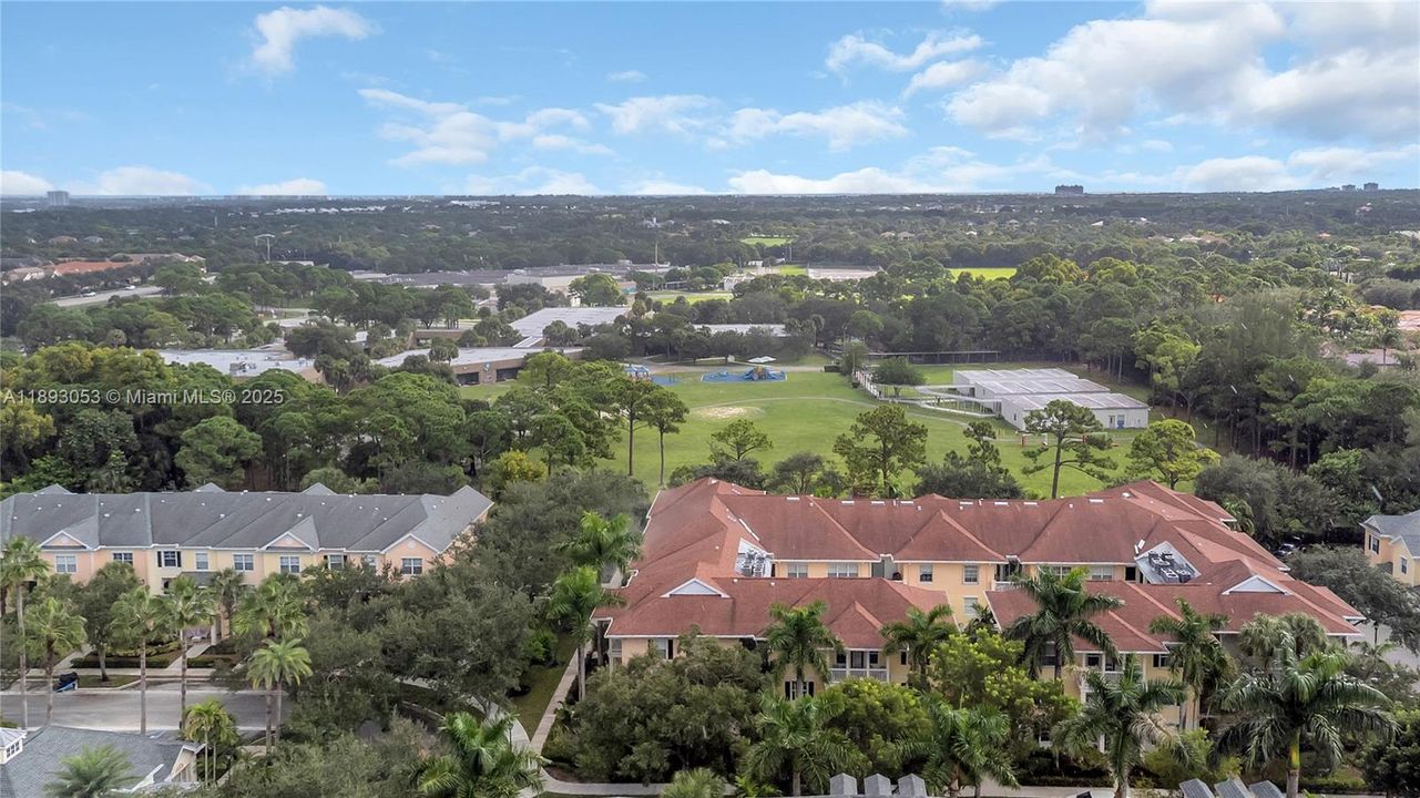 待售: $275,000 (1 贝兹, 1 浴室, 849 平方英尺)